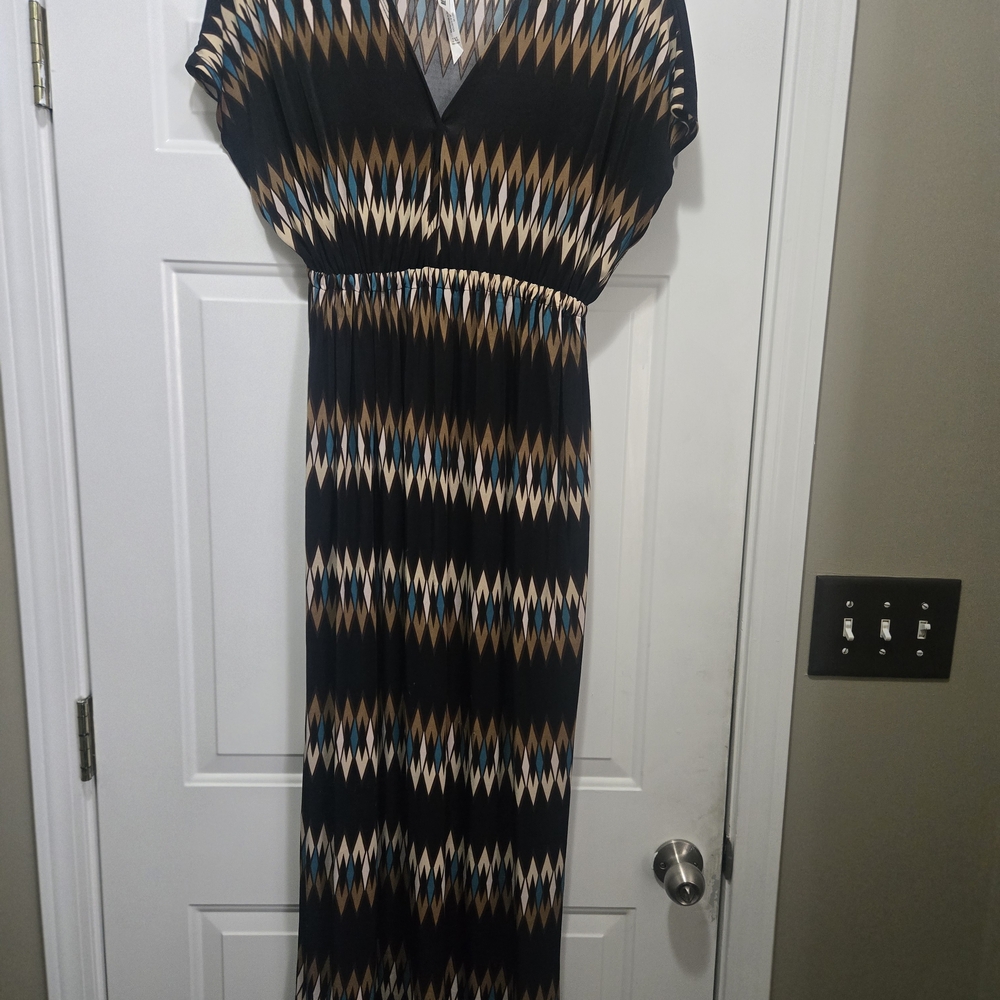 Chic Patterned Maxi Dress in Black and Tan